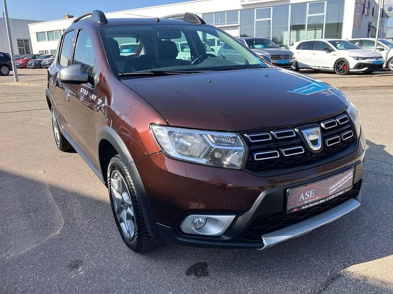 Gebraucht Dacia Sandero Prestige 90 PS (66 kW) 2017 Turmalinbraun Kleinwagen