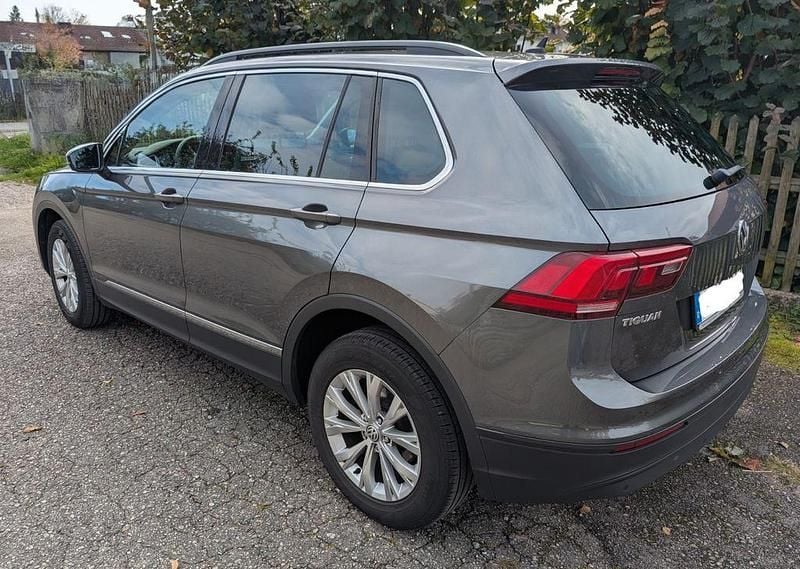 Grau Gebraucht 2017 VW Tiguan Comfortline SUV | 18.500 € (Guter Preis) - Bild 1/4