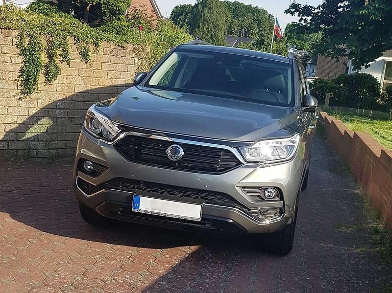 Grau Gebraucht 2018 Ssangyong / KGM Rexton Quartz SUV | 17.500 € - Bild 1/3