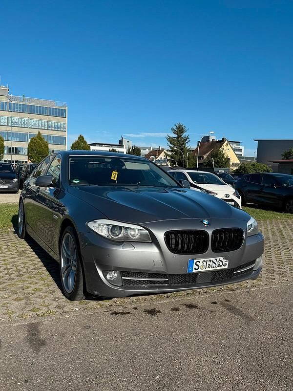 Grau Gebraucht 2011 BMW 528 Limousine | 12.800 € - Bild 1/4