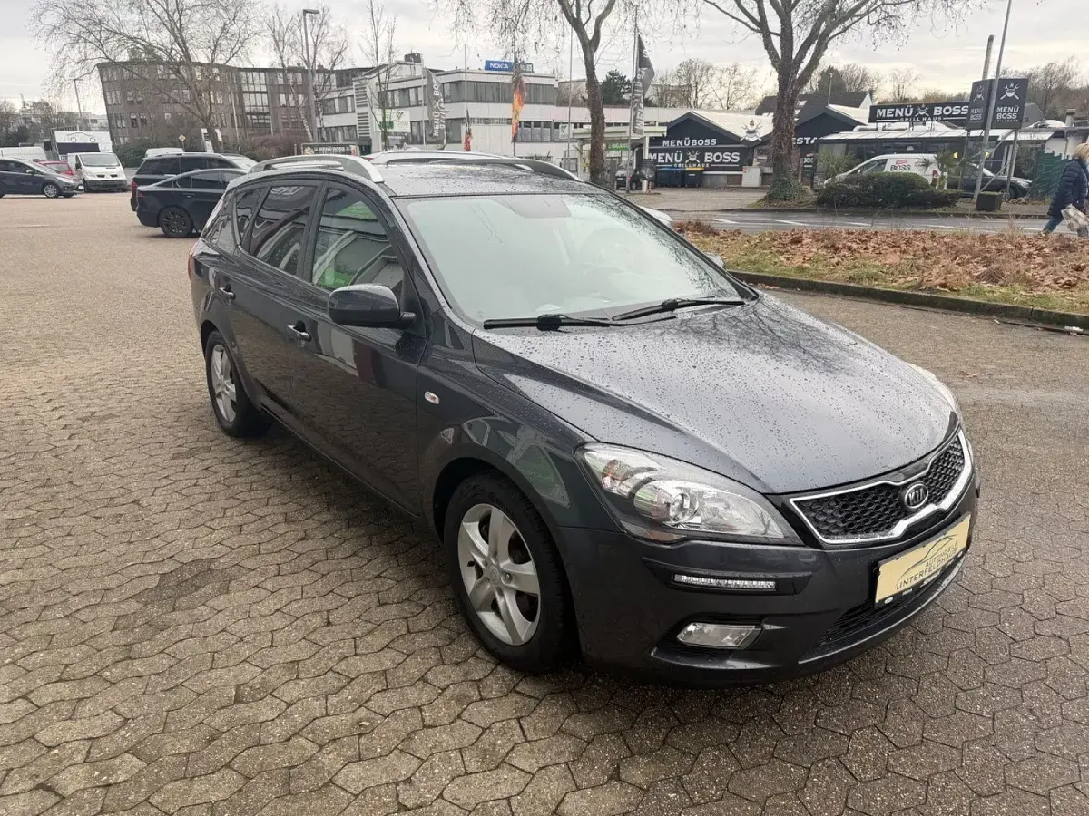 Używany Kia Ceed 90 KM (66 kW) 2012 Szary Hatchback