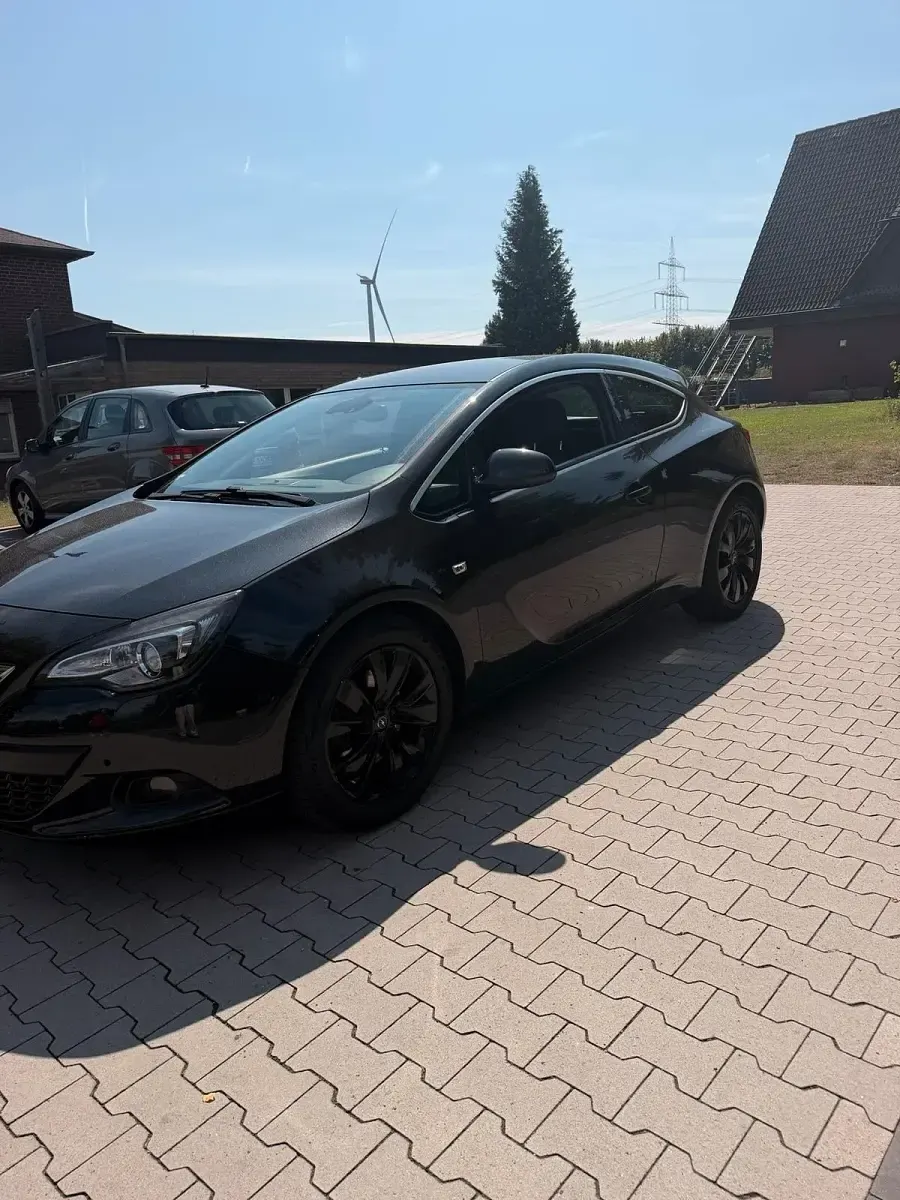 Gebraucht Opel Astra GTC 165 PS (121 kW) 2013 Schwarz Coupé