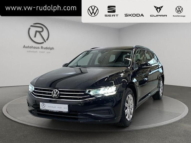 Deep black perleffekt (metallic) Gebraucht 2021 VW Passat Basis Kombi | 20.349 € (Superpreis) - Bild 1/4