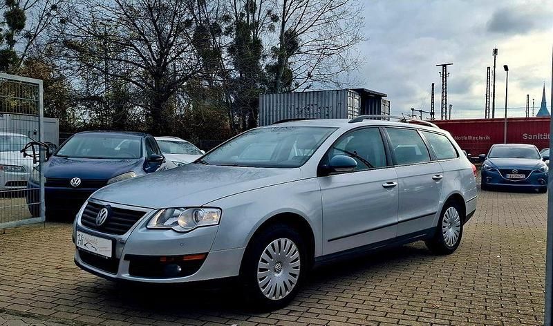 Silber Gebraucht 2011 VW Passat Trendline Kombi | 2.990 € (Superpreis) - Bild 1/4