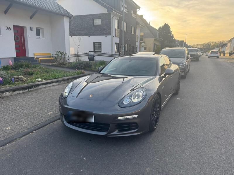Grau Gebraucht 2015 Porsche Panamera Limousine | 33.000 € (Etwas zu teuer) - Bild 1/4