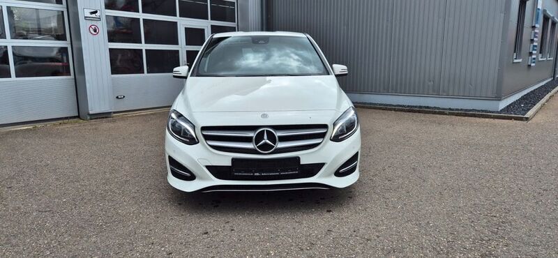 Gebraucht Mercedes B200 156 PS (114 kW) 2017 Weiß Van / Kleinbus