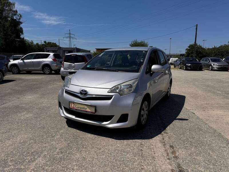 Silver metallic Gebraucht 2012 Toyota Verso-S Life Van / Kleinbus | 3.990 € (Superpreis) - Bild 1/4