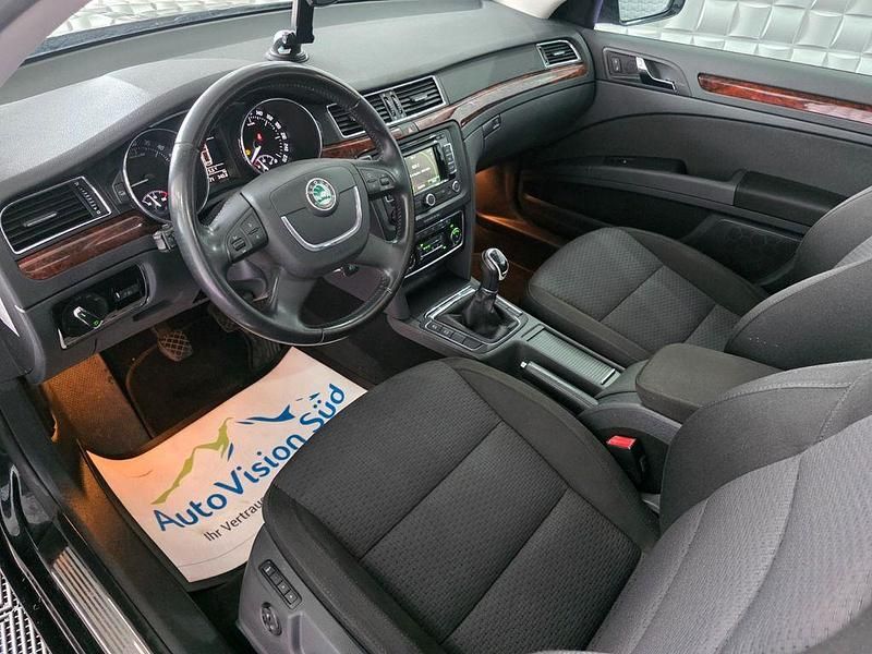 Gebraucht Skoda Superb Elegance 140 PS (102 kW) 2012 Schwarz Kombi