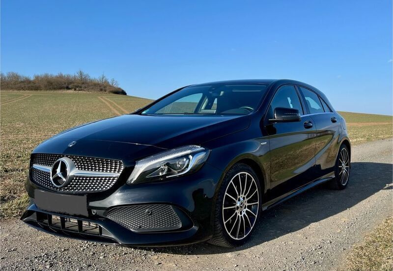 Schwarz Gebraucht 2018 Mercedes A200 AMG line Limousine | 17.300 € (Guter Preis) - Bild 1/4