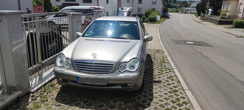 Silber Gebraucht 2003 Mercedes C200 Avantgarde Limousine | 1.400 € (Superpreis) - Bild 1/4