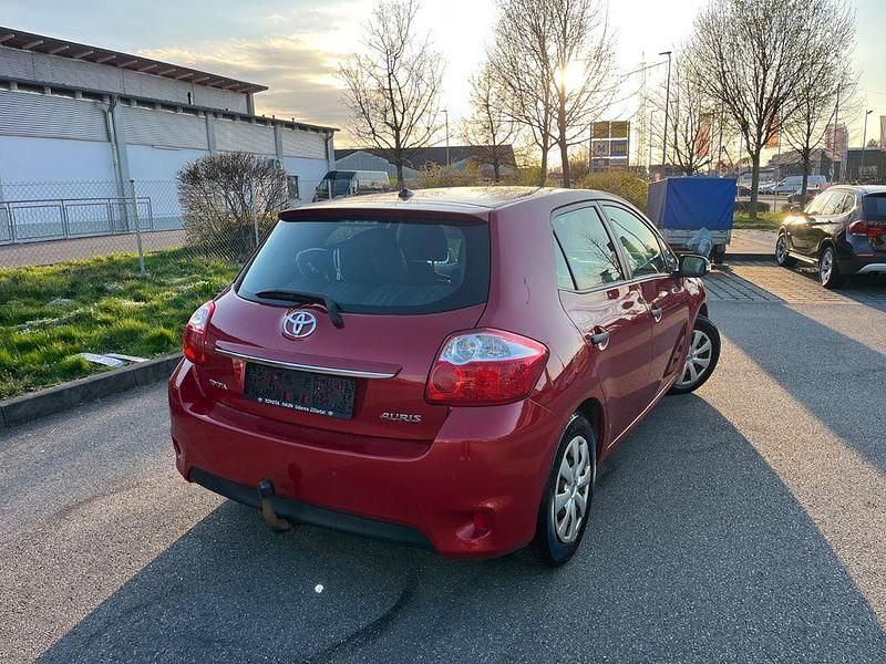 Gebraucht Toyota Auris Basis 90 PS (66 kW) 2011 Rot Kleinwagen