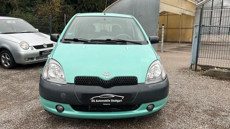 Grün Gebraucht 2000 Toyota Yaris Limousine | 1.650 € (Fairer Preis) - Bild 1/4