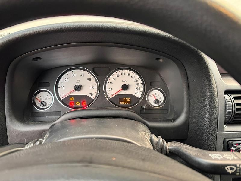 Silber Gebraucht 2003 Opel Astra Limousine | 1.300 € - Bild 1/4