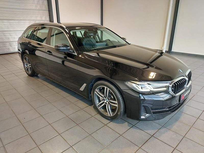 Schwarz Gebraucht 2021 BMW 530 Sport Line Kombi | 27.190 € (Superpreis) - Bild 1/4
