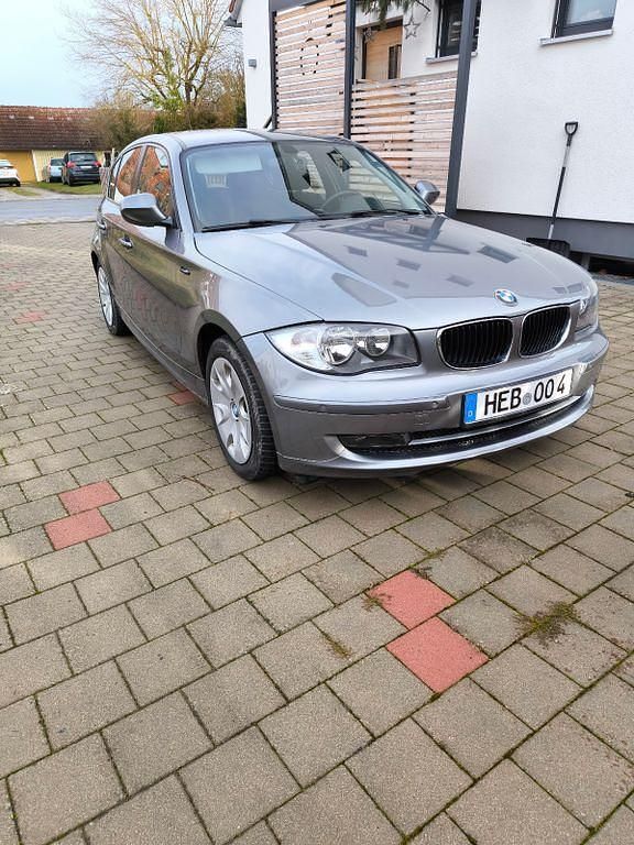 Grau Gebraucht 2010 BMW 118 Sport Line Kleinwagen | 6.800 € (Fairer Preis) - Bild 1/4