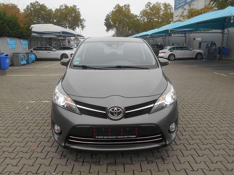 Grau Gebraucht 2016 Toyota Verso Van / Kleinbus | 6.399 € (Fairer Preis) - Bild 1/4