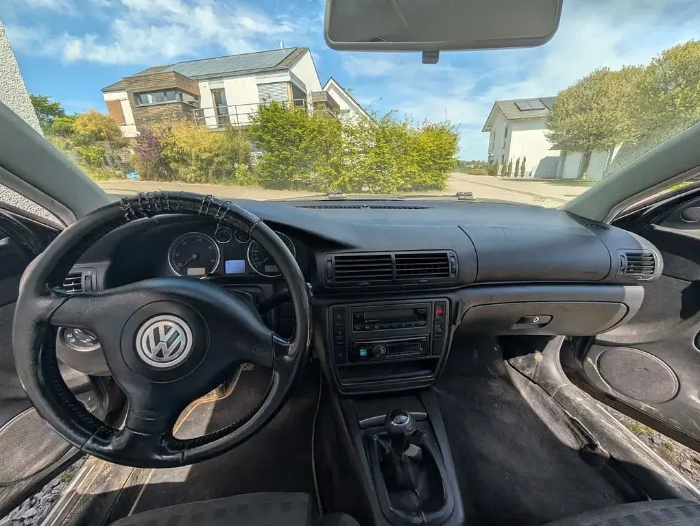 Second-hand VW Passat 131 CP (96 kW) 2003 Negru Berlinǎ