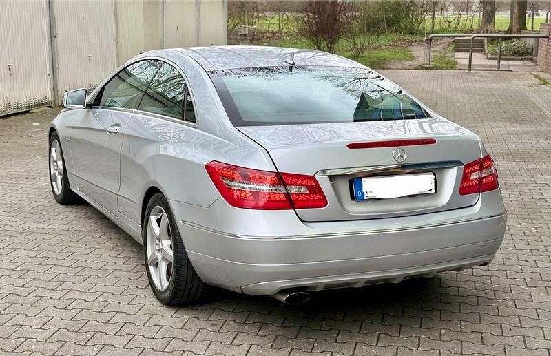 Gebraucht Mercedes E250 204 PS (150 kW) 2011 Silber Coupé