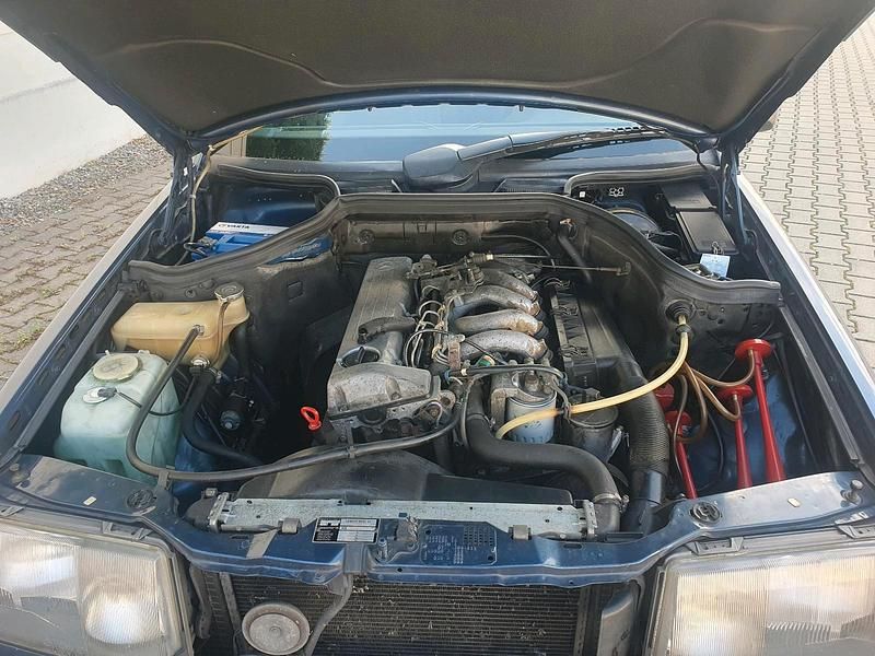 Gebraucht Mercedes E250 90 PS (66 kW) 1985 Blau Limousine