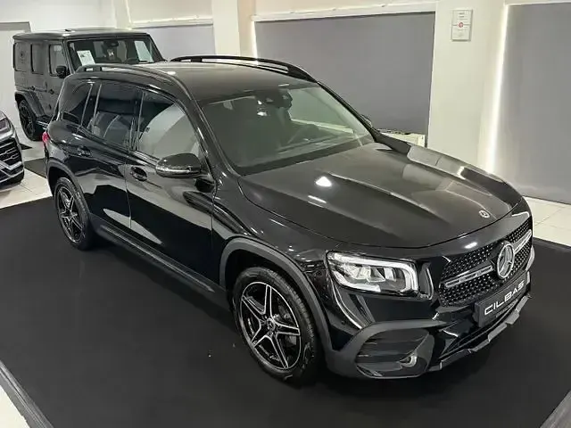 Gebraucht Mercedes GLB200 AMG line 163 PS (119 kW) 2021 Schwarz SUV