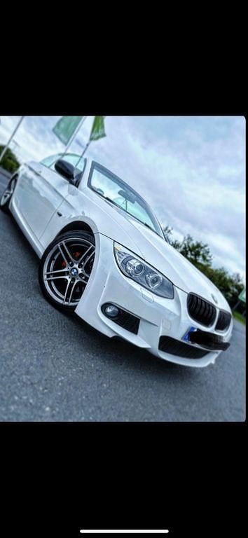 Weiß Gebraucht 2012 BMW 318 Cabriolet M Sport Cabrio | 9.999 € (Fairer Preis) - Bild 1/4