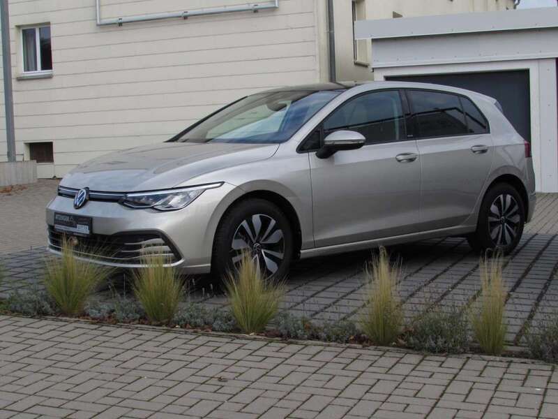 Gebraucht VW Golf VIII Move 110 PS (80 kW) 2023 Ivory silver (silber) Limousine