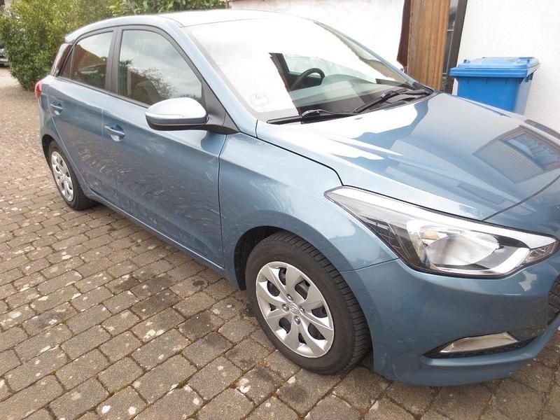 Gebraucht Hyundai i20 84 PS (61 kW) 2017 Blau Limousine