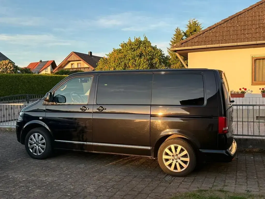 Gebraucht VW Multivan 179 PS (131 kW) 2012 Schwarz Van / Kleinbus