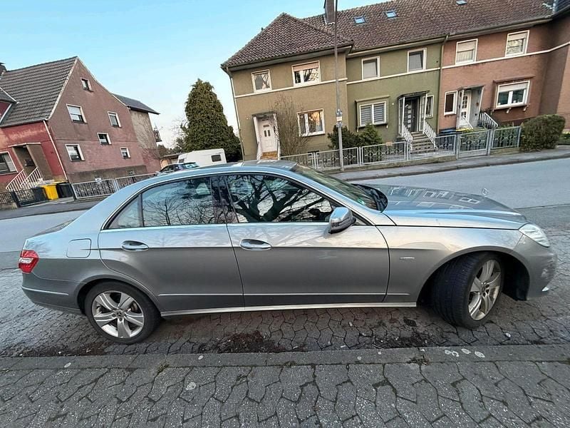 Gebraucht Mercedes E200 136 PS (100 kW) 2011 Grau Limousine