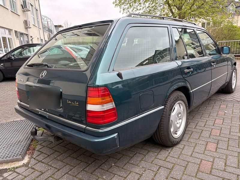 Gebraucht Mercedes E220 150 PS (110 kW) 1994 Grün Kombi
