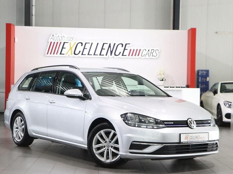 Reflexsilber metallic Gebraucht 2019 VW Golf VII Comfortline Kombi | 12.577 € (Superpreis) - Bild 1/4