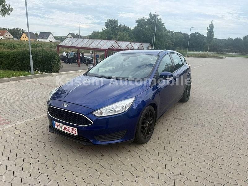Blau Gebraucht 2015 Ford Focus Trend Limousine | 5.900 € (Superpreis) - Bild 1/4