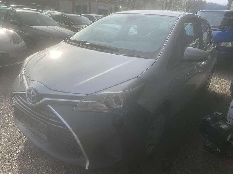 Gebraucht Toyota Yaris Hybrid Basis 75 PS (55 kW) 2014 Silver metallic Kleinwagen