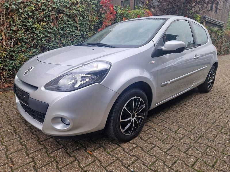 Grau Gebraucht 2012 Renault Clio III Limousine | 3.450 € (Fairer Preis) - Bild 1/4