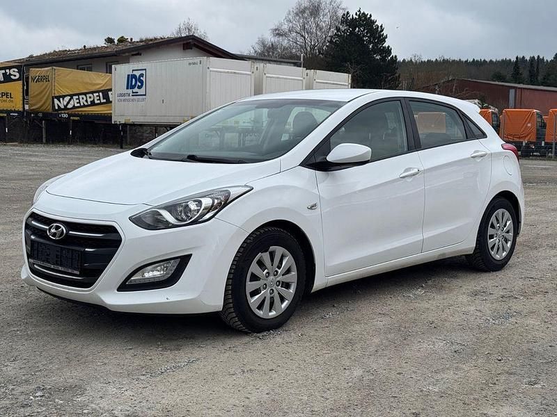 Weiß Gebraucht 2016 Hyundai i30 Classic Limousine | 6.875 € (Fairer Preis) - Bild 1/4