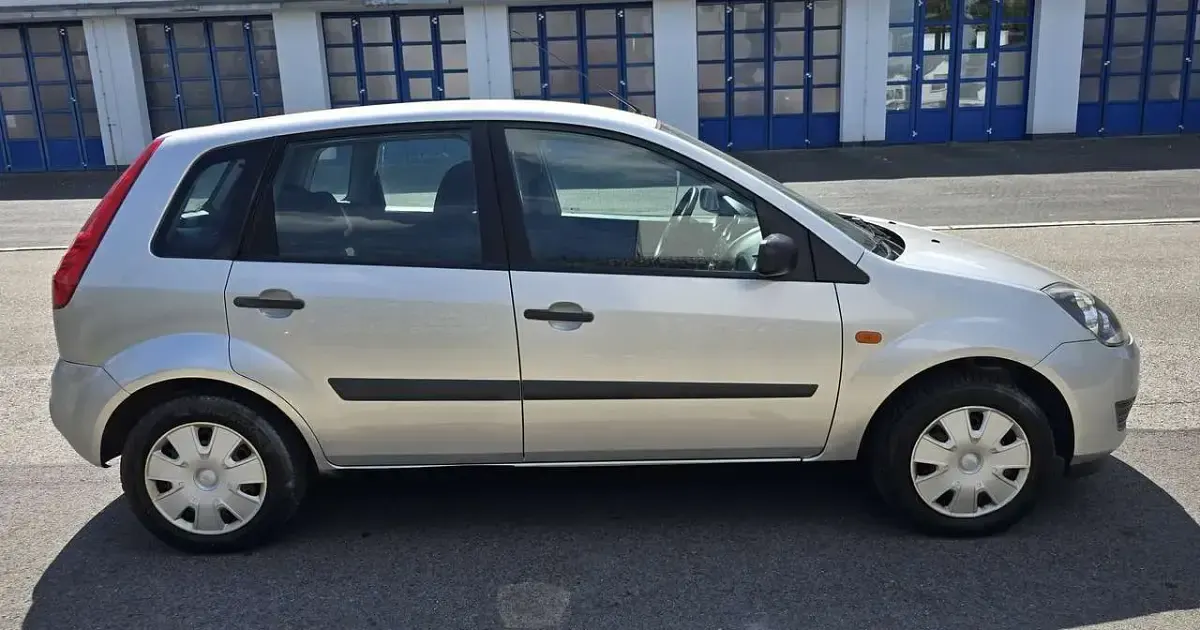 Gebraucht Ford Fiesta Ambiente 69 PS (50 kW) 2007 Polarsilber metallic Kleinwagen