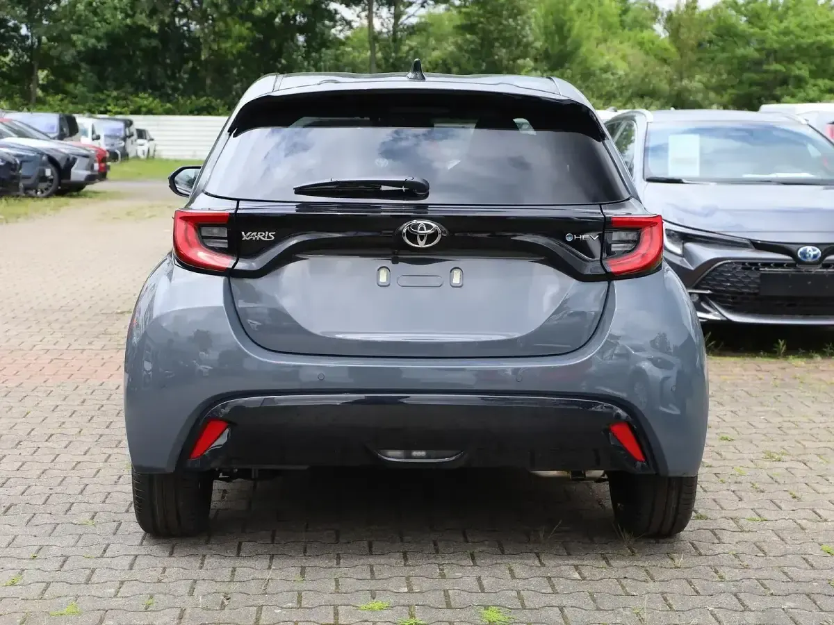 Neu Toyota Yaris Lounge 131 PS (96 kW) 2026 Schwarz Kleinwagen