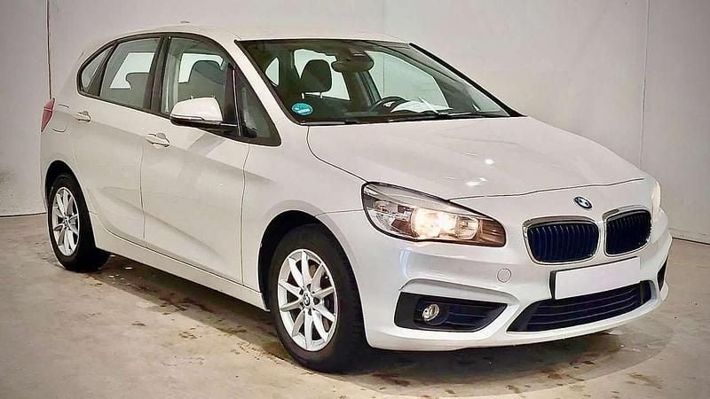 Weiß Gebraucht 2016 BMW 218 Advantage Van / Kleinbus | 11.000 € (Guter Preis) - Bild 1/4