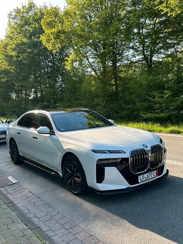 Weiß Gebraucht 2023 BMW 740 M Sport Limousine | 99.999 € - Bild 1/4