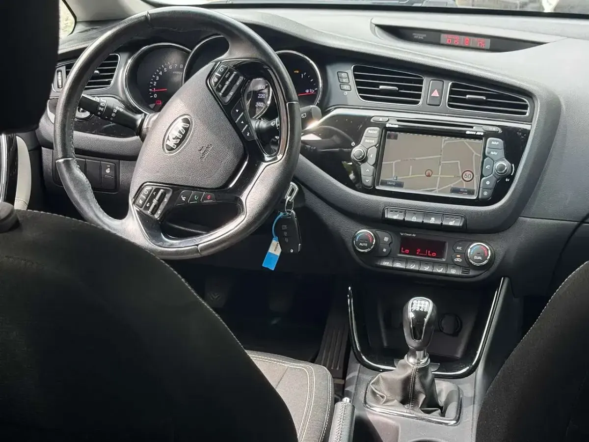 Gebraucht Kia Ceed Spirit 99 PS (72 kW) 2014 Weiß Kleinwagen