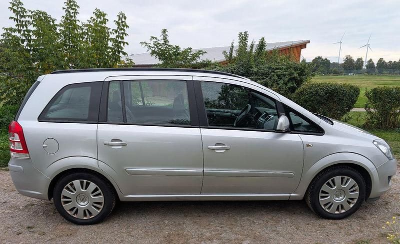 Grau Gebraucht 2013 Opel Zafira Van / Kleinbus | 7.300 € (Fairer Preis) - Bild 1/4