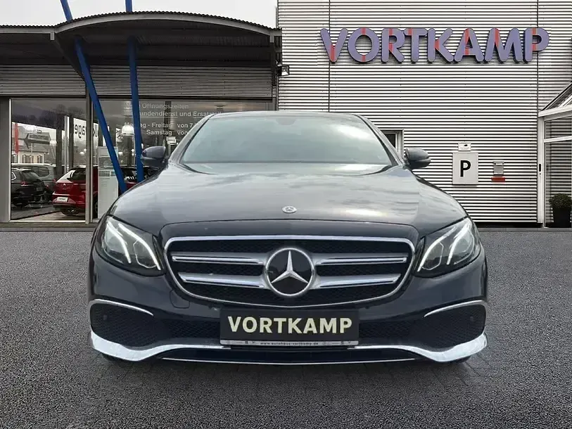 Gebraucht Mercedes E220 Avantgarde 194 PS (142 kW) 2018 Obsidianschwarz (metallic) Limousine