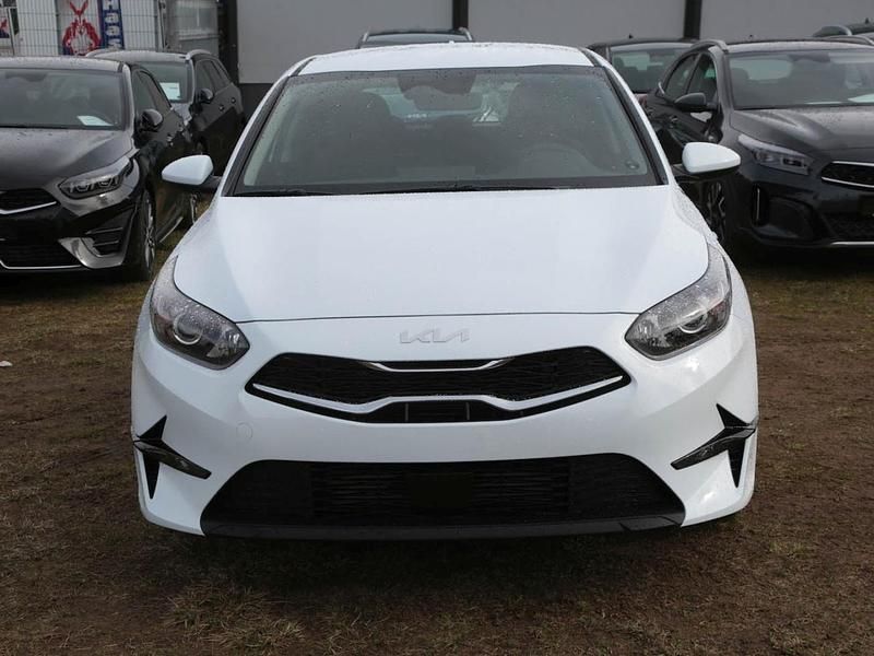 Neu Kia Ceed Vision 140 PS (102 kW) 2025 Carraraweiß Kleinwagen