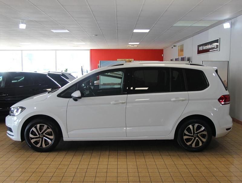 Gebraucht VW Touran Active 150 PS (110 kW) 2022 Pure white Van / Kleinbus