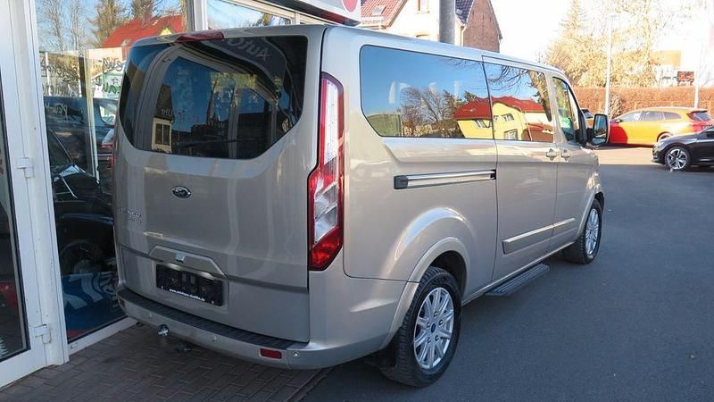Gebraucht Ford Tourneo Titanium 170 PS (125 kW) 2017 Silber Van / Kleinbus