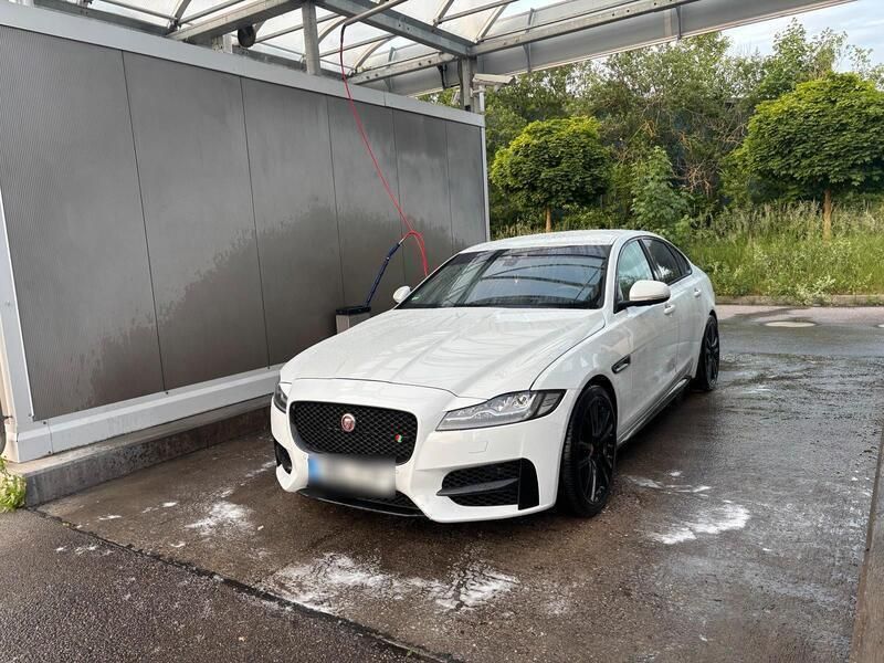 Weiß Gebraucht 2016 Jaguar XF R-Sport Limousine | 18.920 € - Bild 1/4