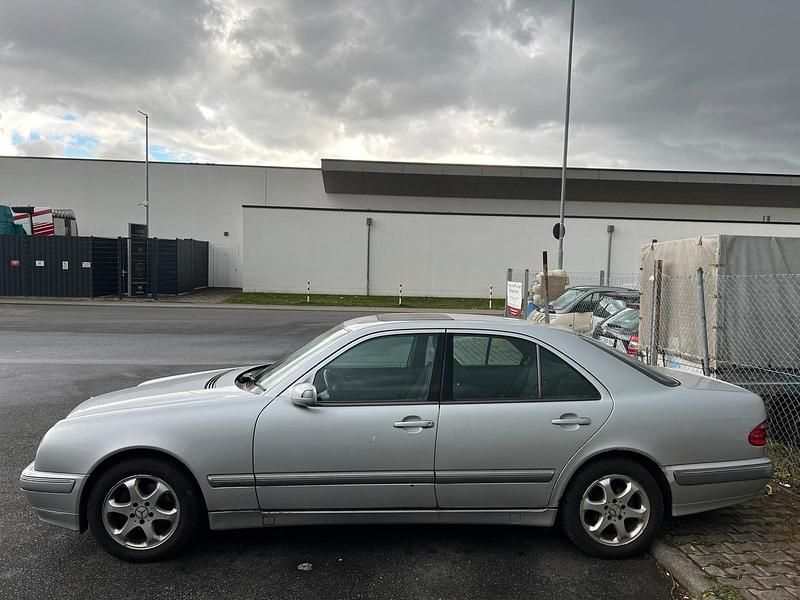 Second-hand Mercedes E200 163 CP (119 kW) 2001 Berlinǎ