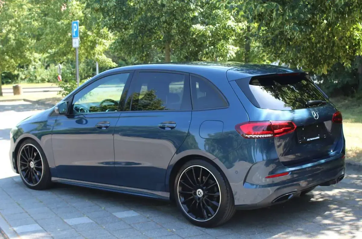 Gebraucht Mercedes B200 163 PS (119 kW) 2021 Denimblau  metalliclack Kleinwagen