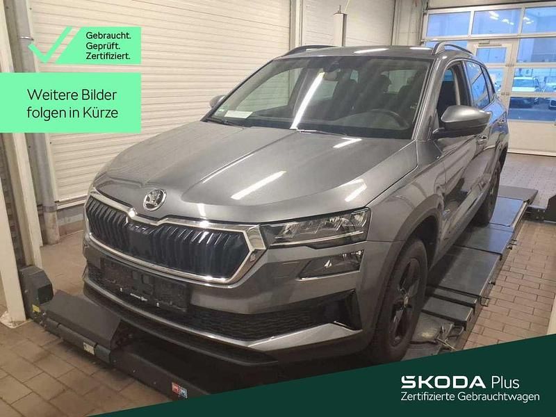 Graphitegrau metallic (metallic) Gebraucht 2022 Skoda Karoq Ambition SUV | 24.888 € (Fairer Preis) - Bild 1/4
