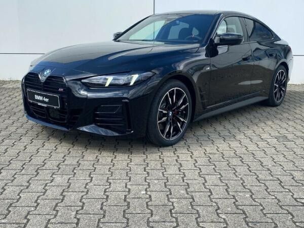 Schwarz (black sapphire metallic) Gebraucht 2025 BMW M440 Comfort Edition Limousine | 76.700 € - Bild 1/4
